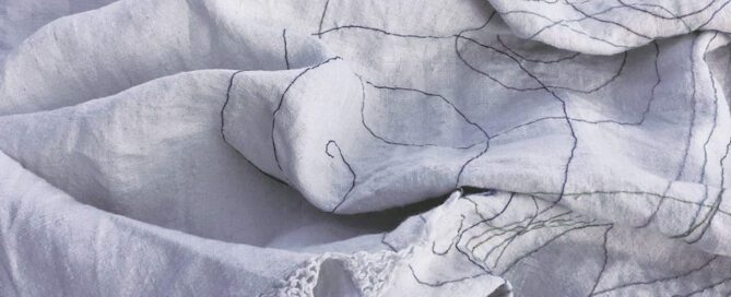 Ricamo a mano su asciugamano da un corredo familiare recuperato