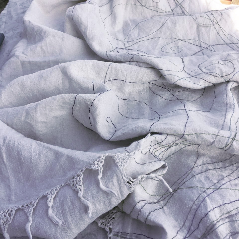 Ricamo a mano su asciugamano da un corredo familiare recuperato