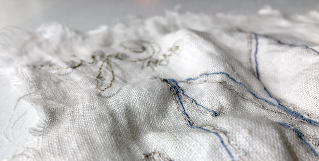 Ricamo su stoffa antica e fragile, particolare