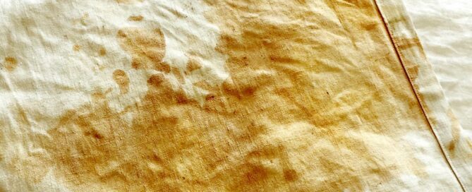 Macchia di ferro su tessuto naturale