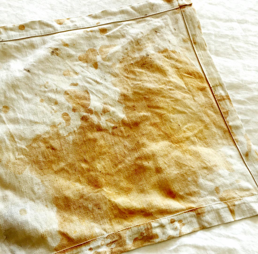 Macchia di ferro su tessuto naturale