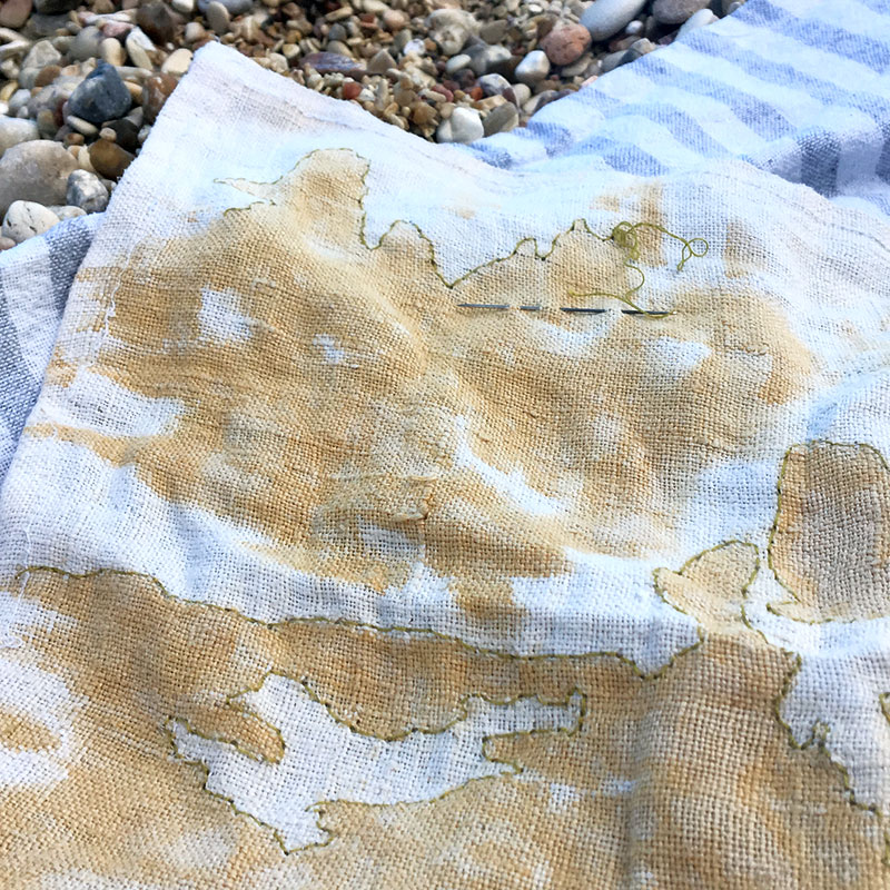 Arcipelaghi ricamati con ago e filo