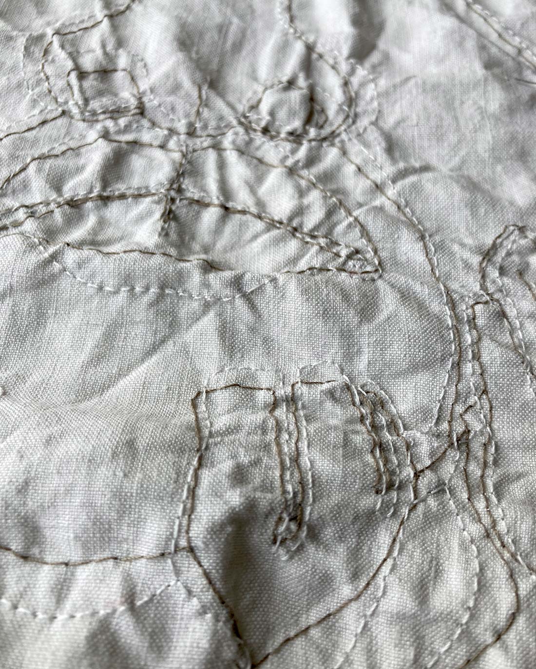 contemporary embroidery art, costellazioni di luce in controluce su tessuto