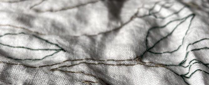 Ricamo con albero dalle foglie fitte