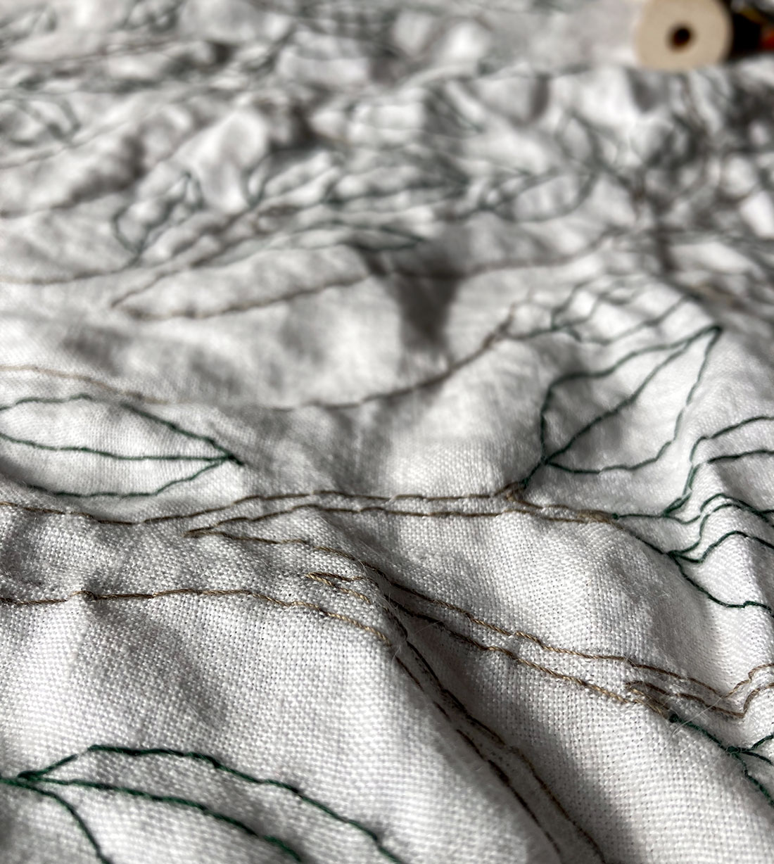 Ricamo con albero dalle foglie fitte