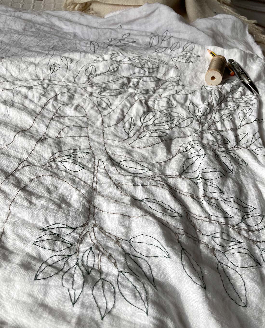 contemporary embroidery art italia, ricamo con albero dalle foglie fitte, progress