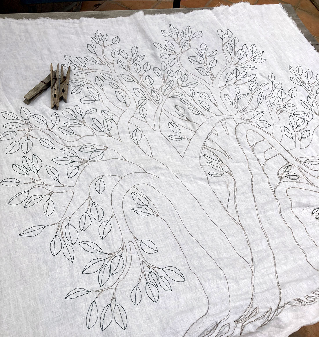 Albero ricamato a mano su un ritaglio di lino vintage, progress