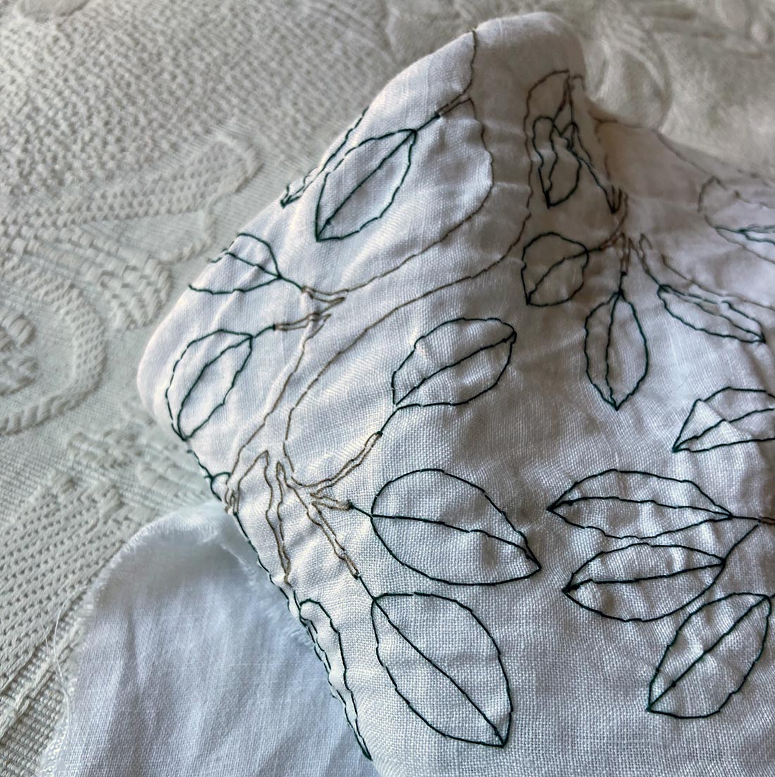 Ricamo contemporaneo con albero dalle foglie fitte, particolare