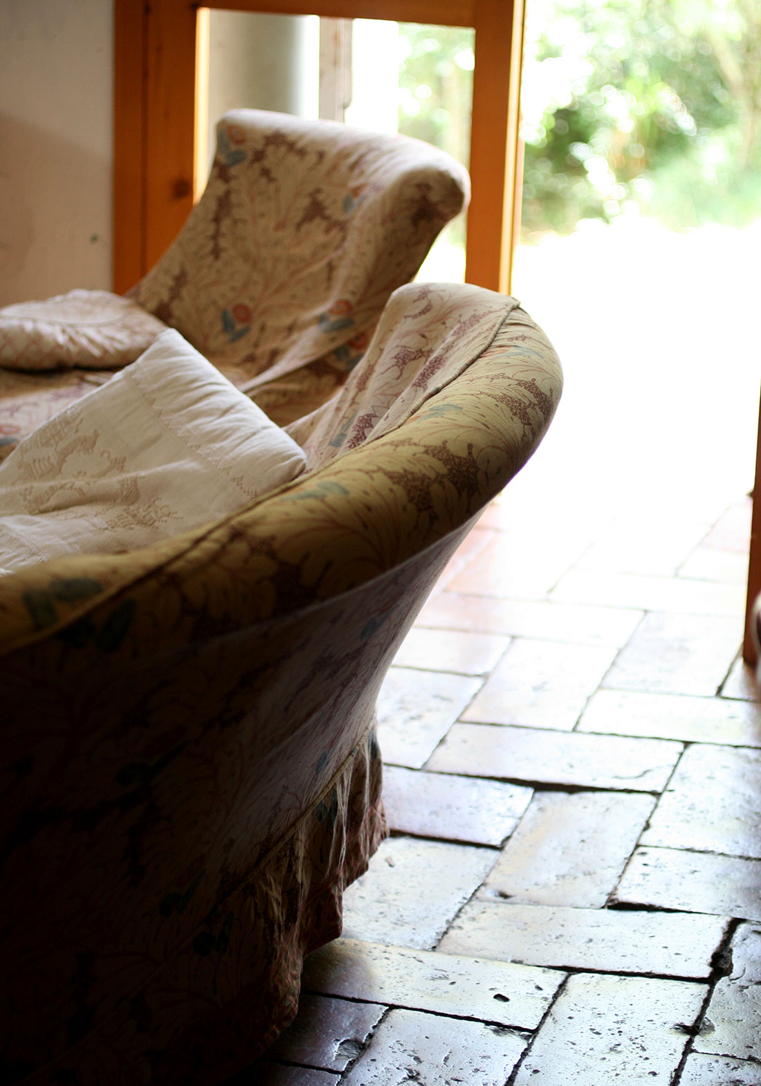 Sguardi che si cercano in un'alba sospesa