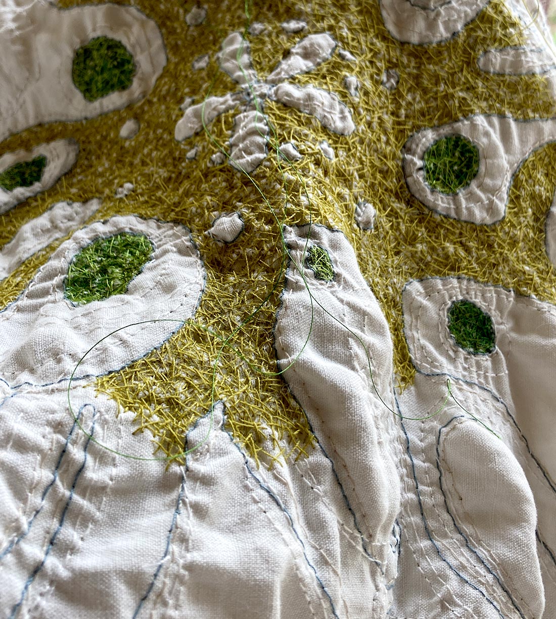 Dettaglio di ricamo contemporaneo con filo vintage