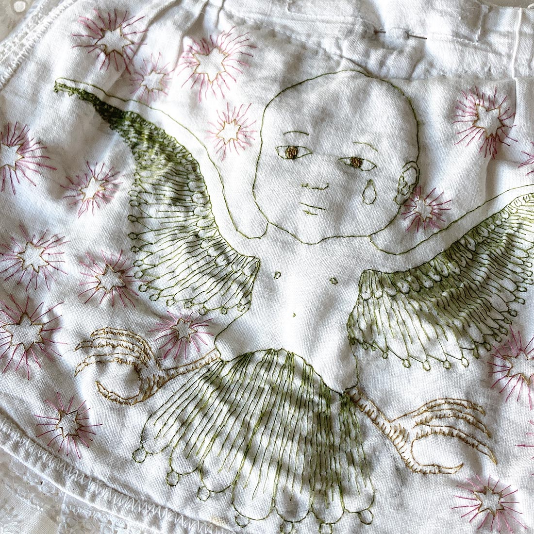 Dettaglio di contemporary embroidery art con filo vintage