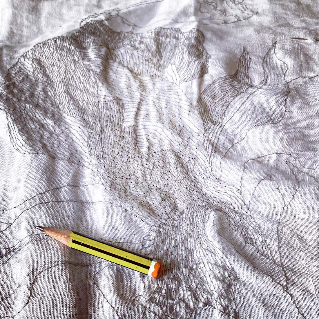 Dettaglio di ricamo artistico contemporaneo con filo vintage