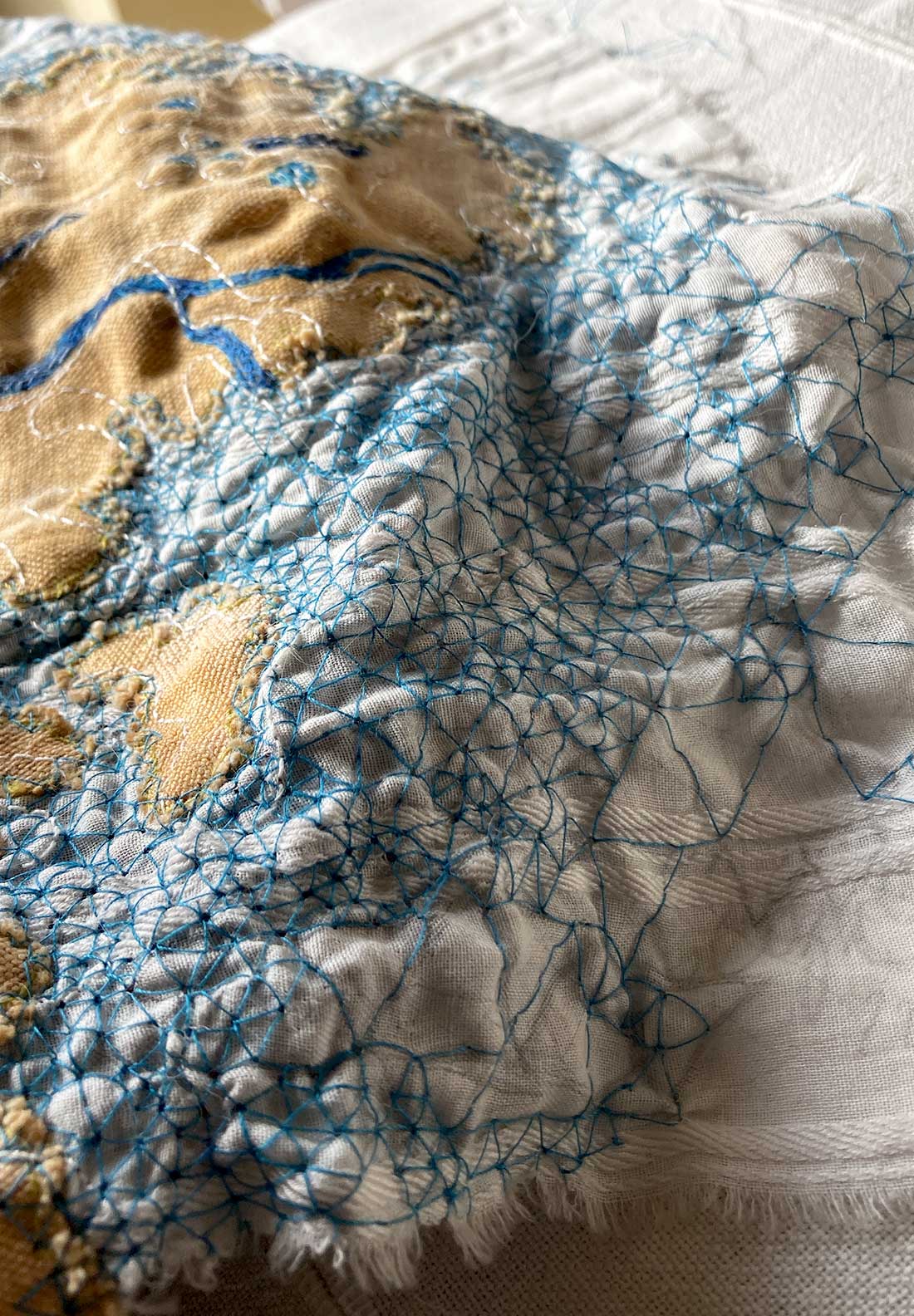 Nessun uomo è un'isola, ogni uomo è un'isola, contemporary embroidery art