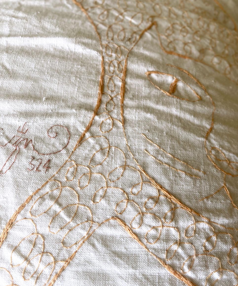 Ricamo su federa ricavata da un corredo vintage