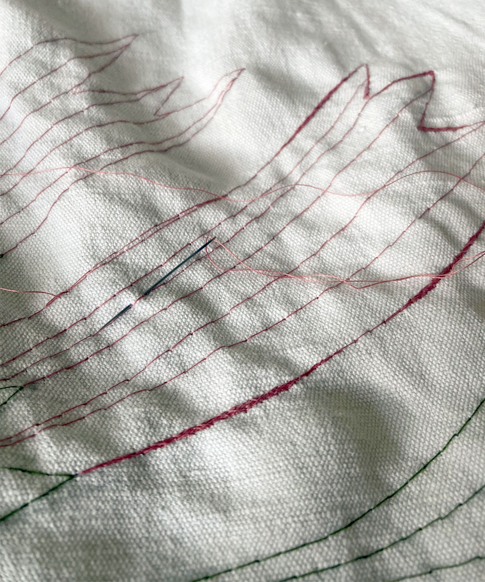 ricamo contemporaneo su federa ricavata da un corredo familiare vintage