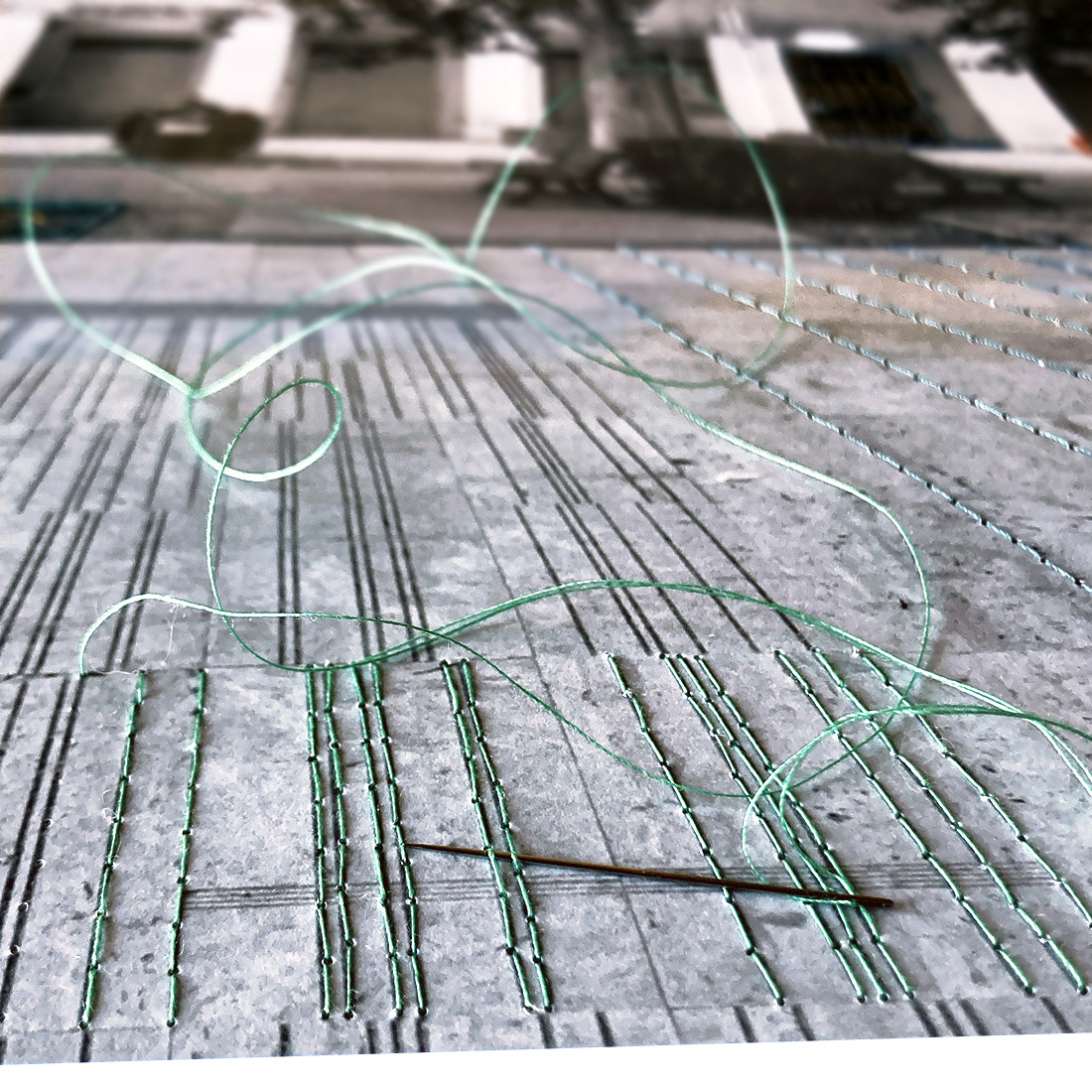 Ricamo a mano su fotografia analogica di borgata romana