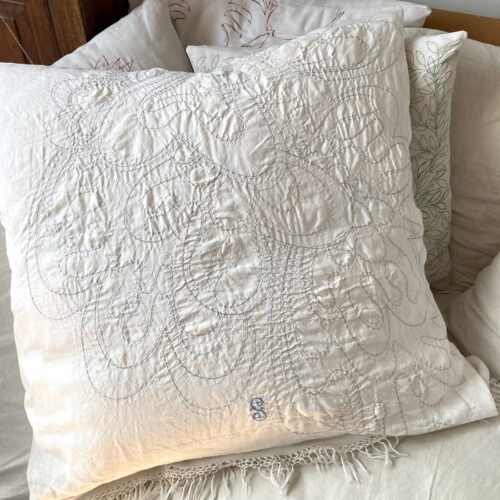 Federa grande in lino con frange annodate e ricamo a mano, arte tessile contemporanea, serie Geografie del nido, 67x78 cm