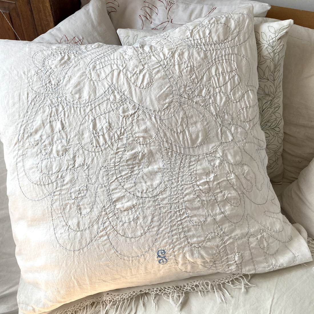 Federa grande in lino con frange annodate e ricamo a mano, arte tessile contemporanea, serie Geografie del nido, 67x78 cm