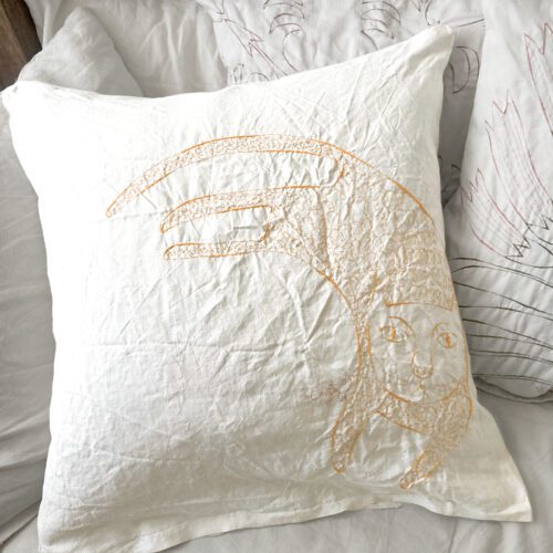 Federa in lino ricamata a mano, serie Geografie del nido – ricamo contemporaneo su tessuto antico