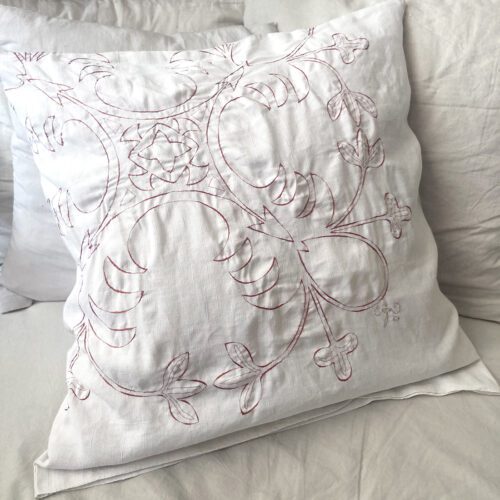 Federa in lino ricamata a mano, serie Geografie del nido – arte tessile su lenzuolo antico