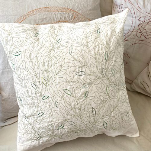 Federa ricamata a mano in lino antico, arte tessile della serie Geografie del nido, 44x44 cm