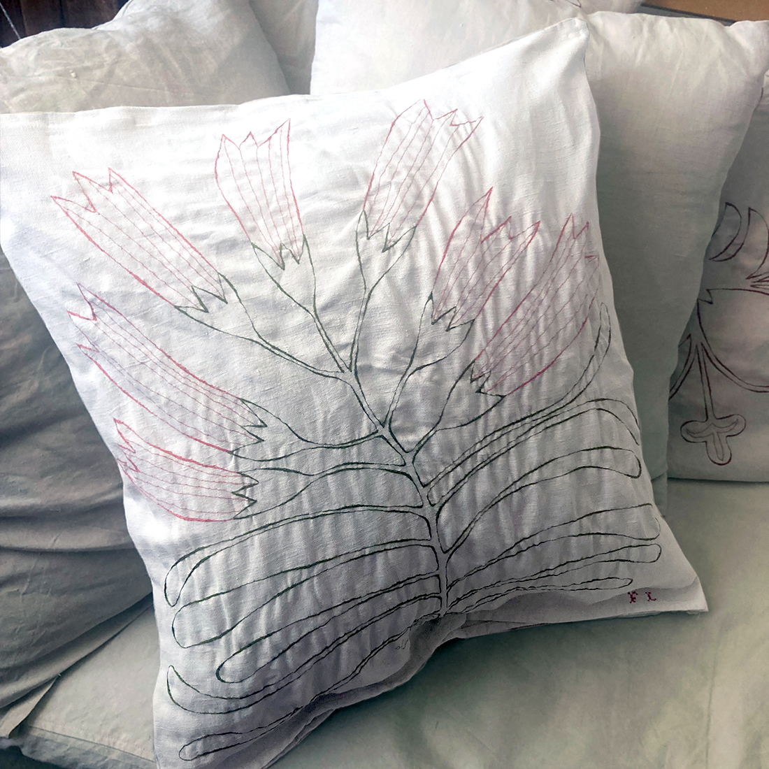 Federa in lino antico ricamata a mano con iniziali FL, parte della serie Geografie del nido – un paesaggio emotivo cucito nel tessuto