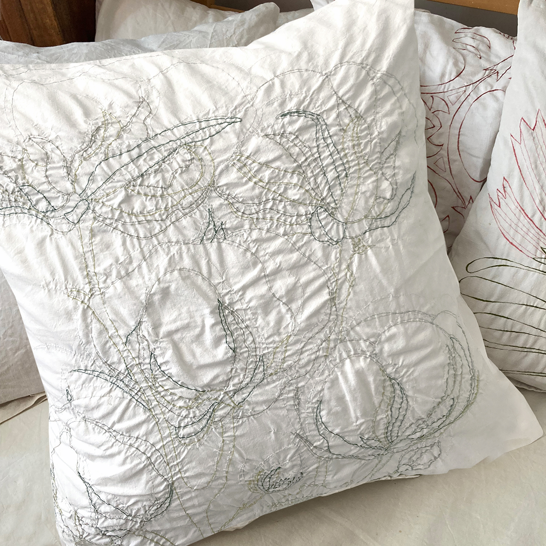 Federa in lino ricamata a mano, arte tessile contemporanea della serie Geografie del nido, 62x60cm