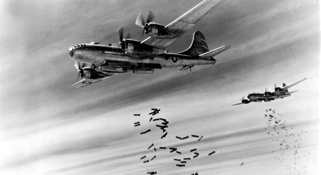 Fotografia in bianco e nero dei bombardamenti di Napoli durante la seconda guerra mondiale