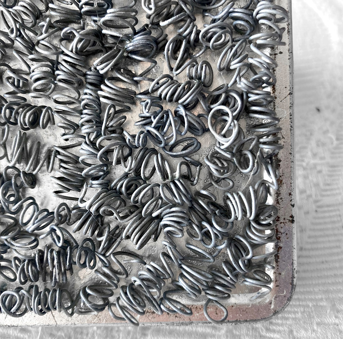 Dettaglio di assemblage art come gesto di resistenza lenta