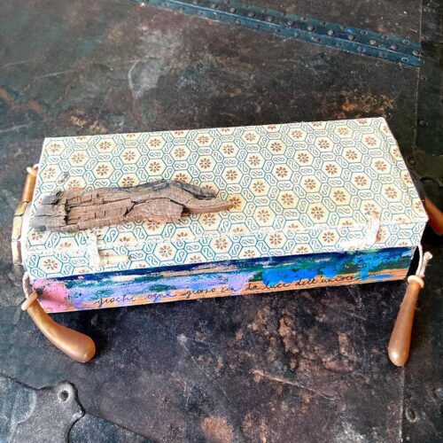 Ricamo contemporaneo ✦ Giochi ogni giorno, pezzo unico in scatola d’artista