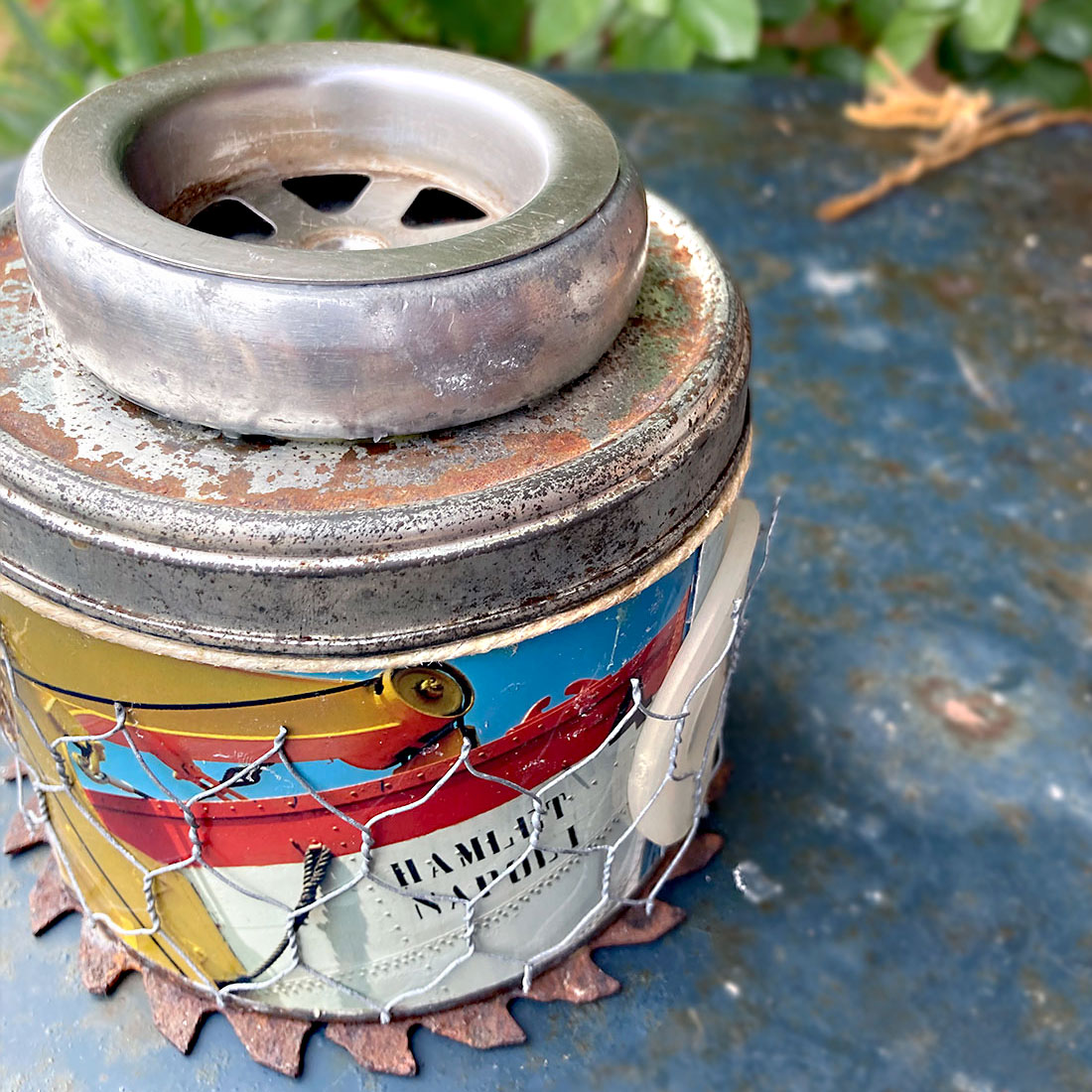 Ricamo contemporaneo ✦ Nel fosso, materiali recuperati, pezzo unico