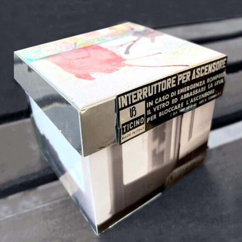 Ricamo contemporaneo ✦ Saffron, pezzo unico su tessuto recuperato da un sudario in scatola d’artista