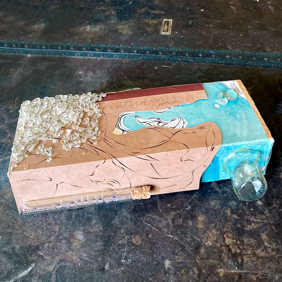 Ricamo contemporaneo ✦ Scivola, pezzo unico in scatola artistica