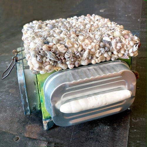 Ricamo contemporaneo ✦ Sottocosta, tovagliolo di lino e scatola fatta a mano