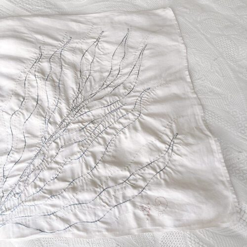 Tovaglietta ricamata a mano su strofinaccio vintage