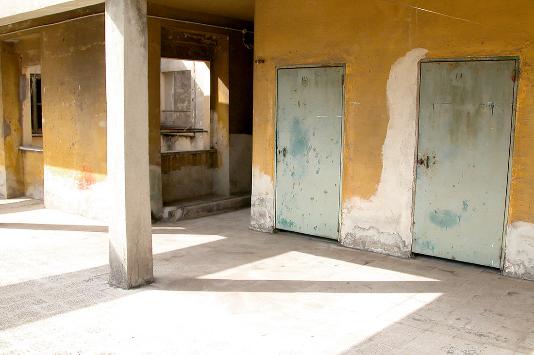 terrazzoroma2003_01 Roma, ottobre 2003, porte di ferro su un terrazzo a San Giovanni