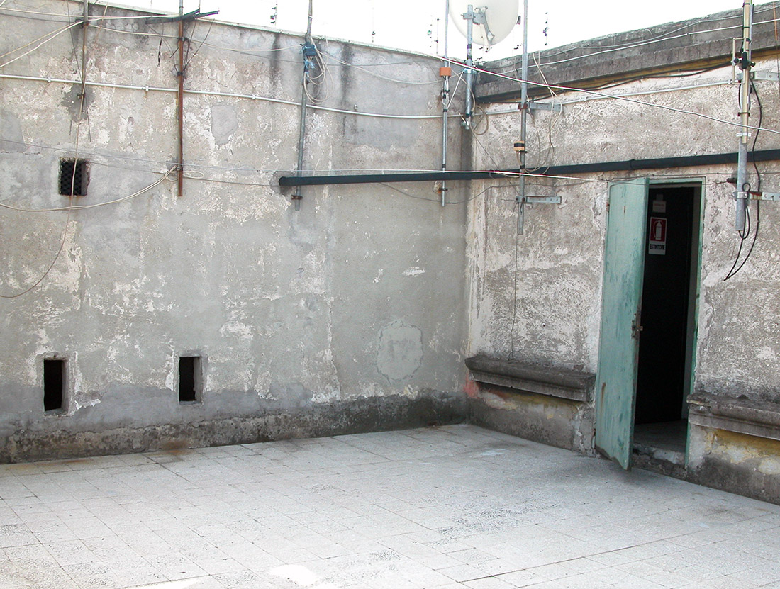 terrazzoroma2003_03 Roma, ottobre 2003, terrazzo di un palazzo a San Giovanni