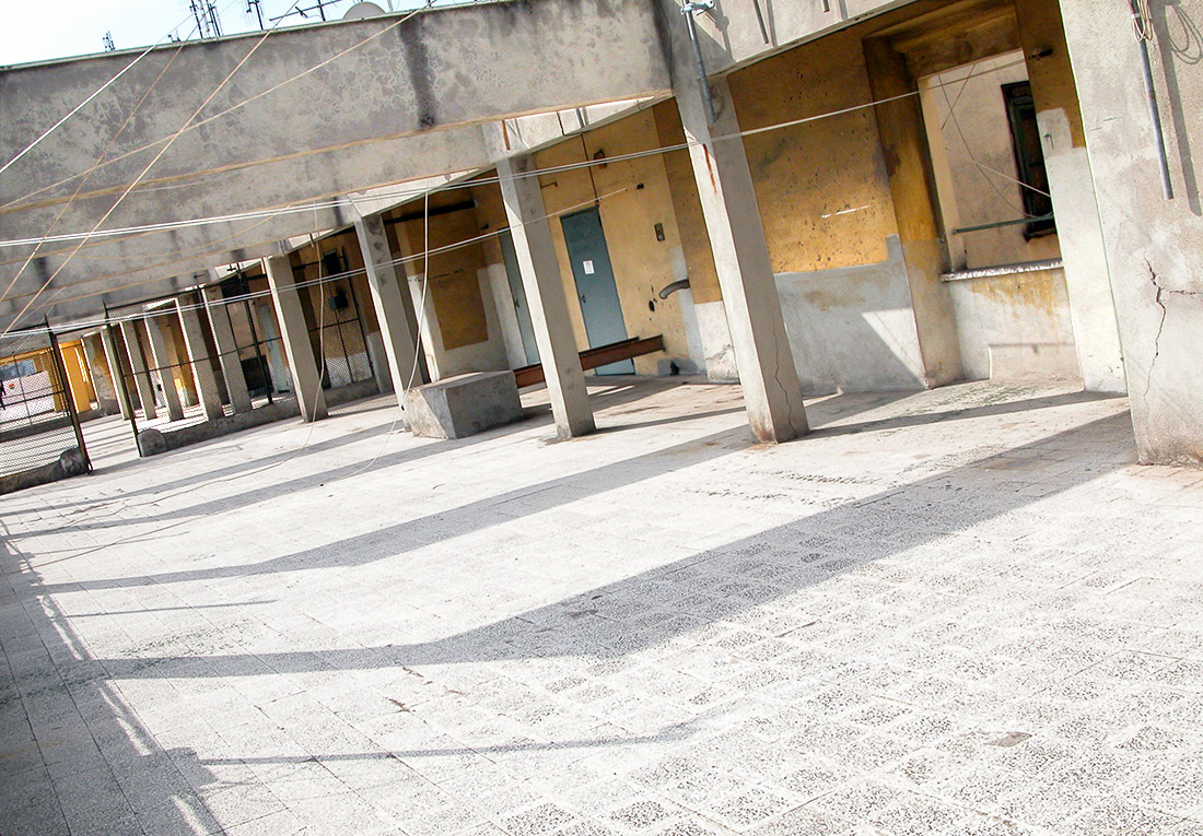 terrazzoroma2003_05 Roma, ottobre 2003, terrazzo di un palazzo nel quartiere San Giovanni