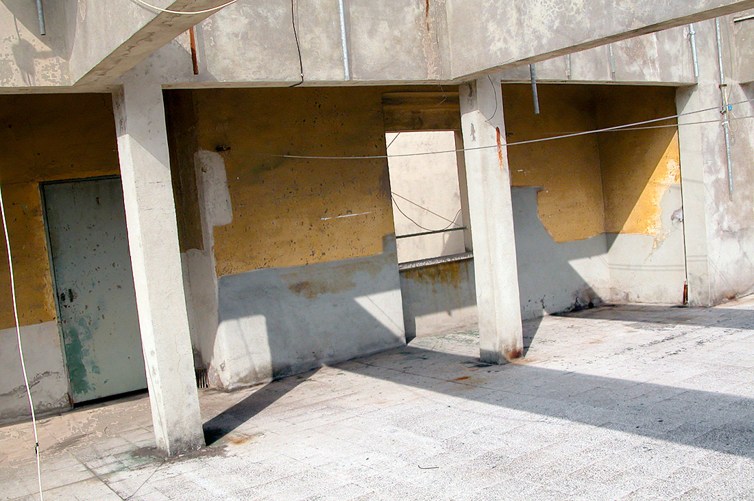 terrazzoroma2003_06 Roma, ottobre 2003, terrazzo di un palazzo a San Giovanni