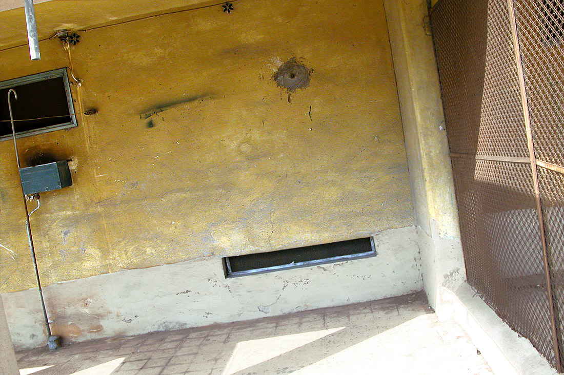 terrazzoroma2003_07 Roma, ottobre 2003, terrazzo di un palazzo nel quartiere San Giovanni