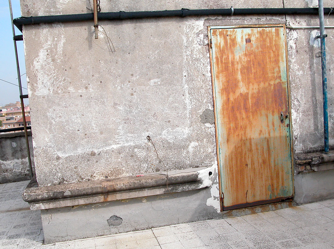 terrazzoroma2003_08 Roma, ottobre 2003, porta di ferro su un terrazzo a San Giovanni