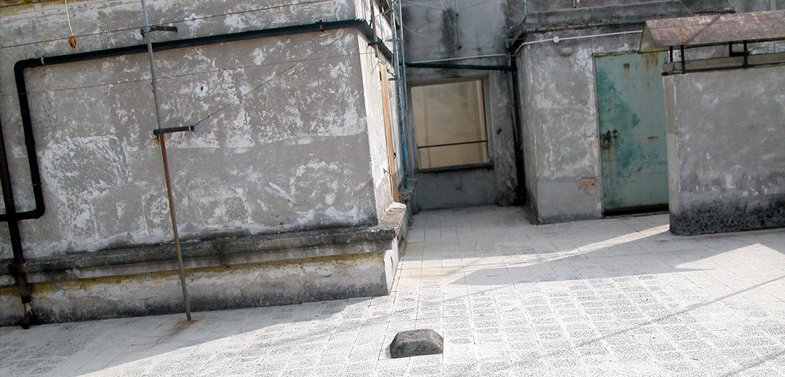 terrazzoroma2003_09 Roma, ottobre 2003, terrazzo di un palazzo nel quartiere San Giovanni