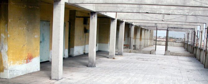Roma, terrazzo di un palazzo nel quartiere San Giovanni