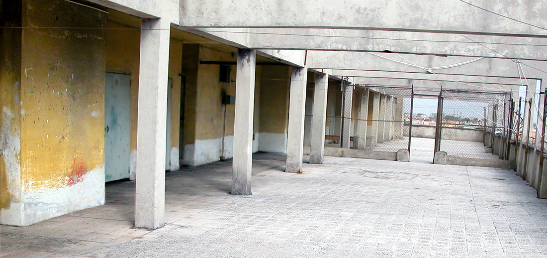 Roma, terrazzo di un palazzo nel quartiere San Giovanni