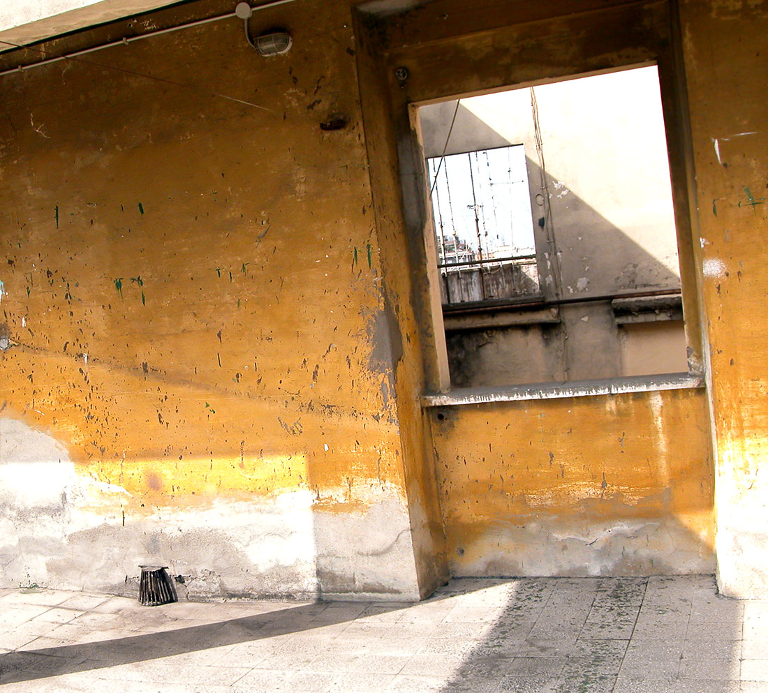 terrazzoroma2003_14 Roma, ottobre 2003, terrazzo di un palazzo nel quartiere San Giovanni