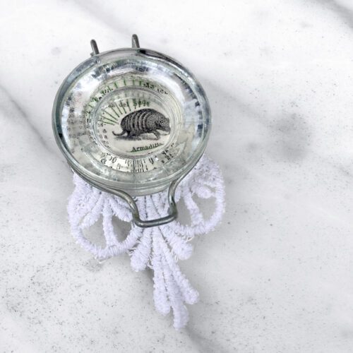 Amuleto tessile indossabile fatto con oggetti di recupero