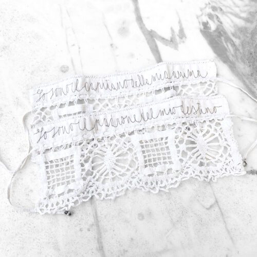 Polsino con merletto di cotone ricamato a mano