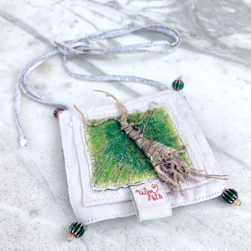 Talismano tessile sull'importanza degli alberi